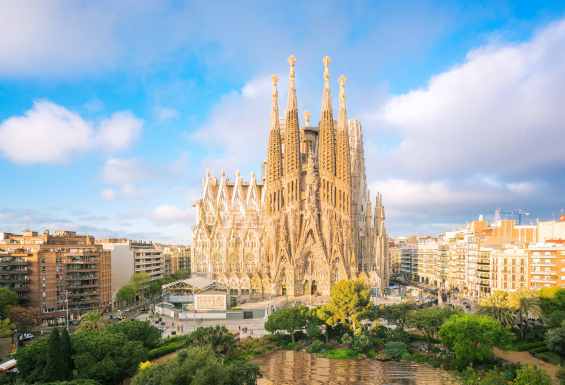 La-Sagrada-Familia-Barcelona-šolske-ekskurzije