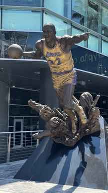 Los Angeles Lakers statue in front of Crypto arena