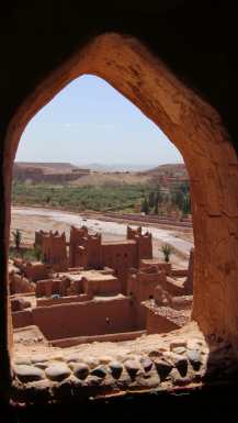 Ait ben Haddou Maroko fotografija skozi okno