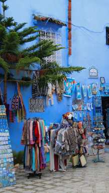 Modra ulica v Chefchaouen v Maroku